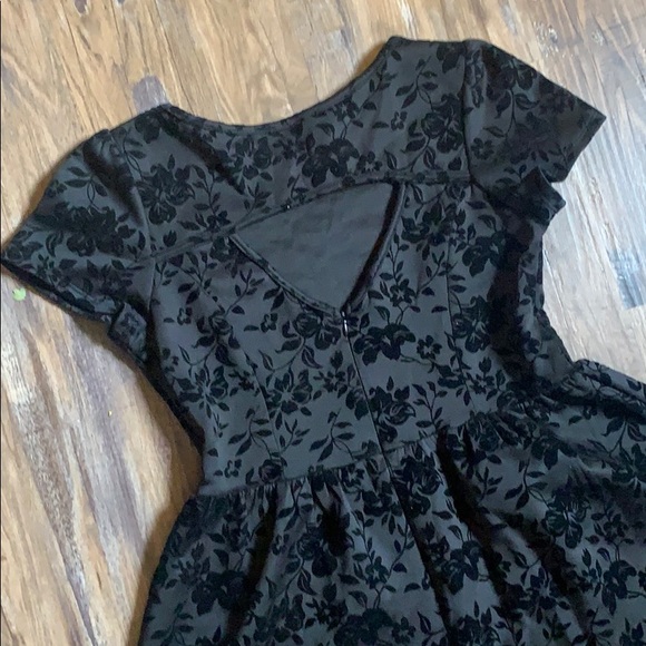 One Clothing Velvet Patterned Floral Dress - Picture 4 of 5